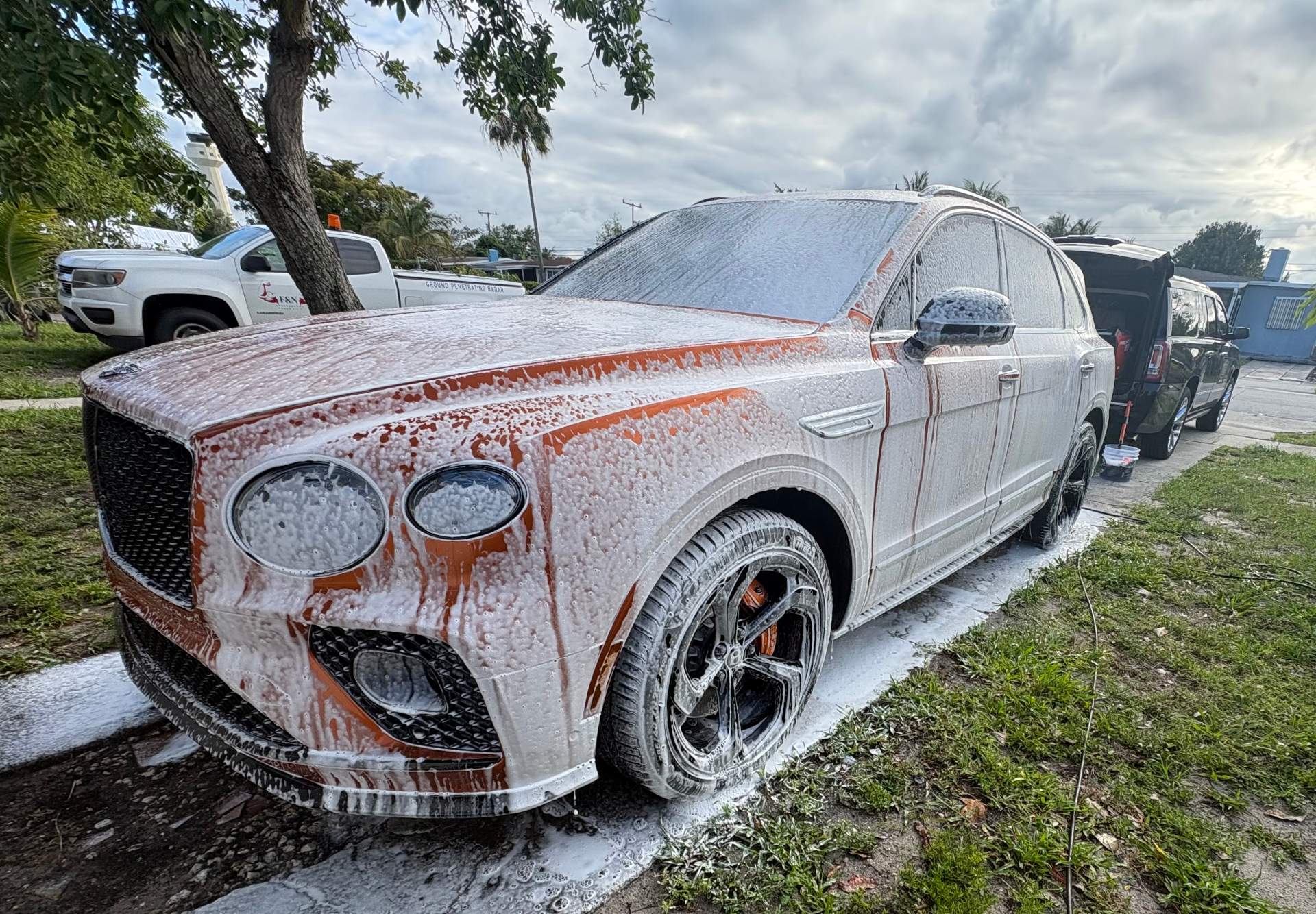 Bentley Bentayga · foam bath